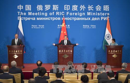 Главы МИД Китая, России и Индии провели встречу в Пекине